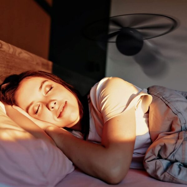 femme dormant a cote du reveil helice