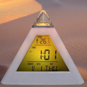 Réveil en forme de pyramide dans le desert