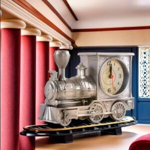 Réveil train en forme de locomotive sur un presentoir retro
