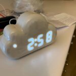 Horloge nuage blanc à LED allumée