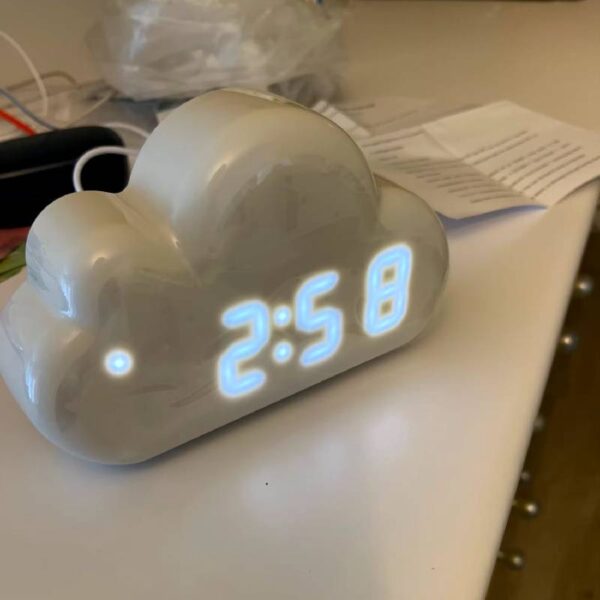 Horloge nuage blanc à LED allumée