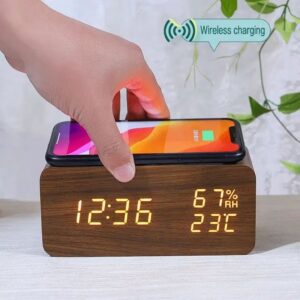 Charge sans fil du smartphone sur le réveil en bois