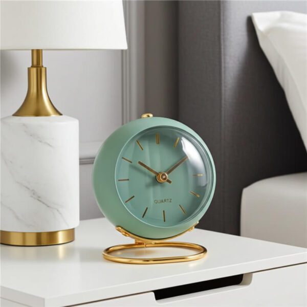 Réveil rétro silencieux en vert sur table de nuit marbre