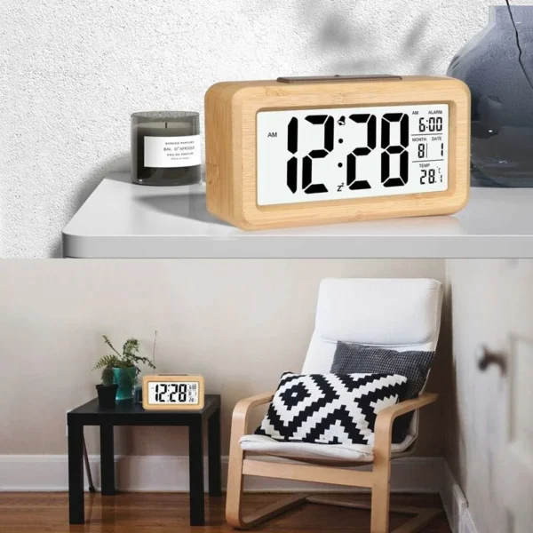Réveil en bois digital à pile sur le bureau