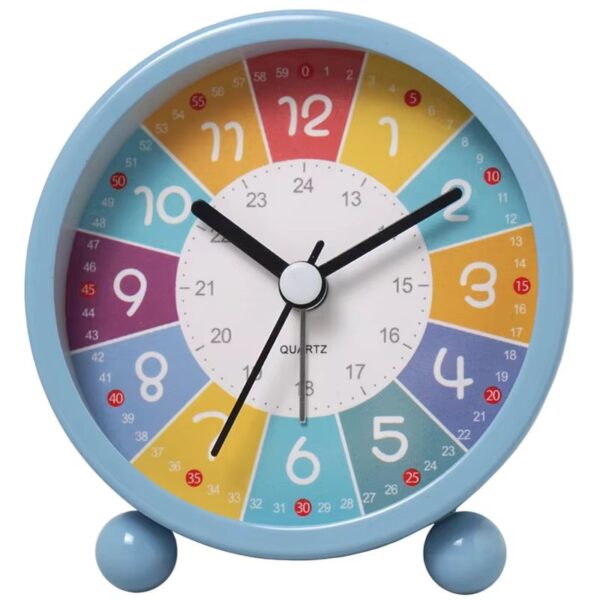 Réveil éducatif garçon – vue de face du cadran coloré avec minutes et heures 13 à 24