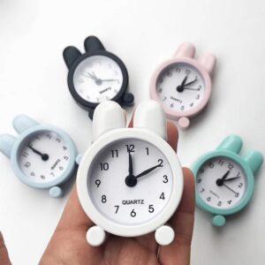Réveil lapin compact posé sur une table de chevet enfantine