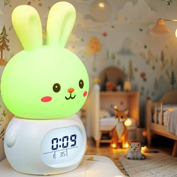 image_Pippit_202506261434 (2) Réveil lapin éducatif coloré pour chambre d'enfant