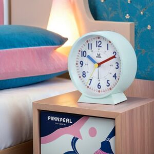 Réveil éducatif nomade pose sur une table de chevet