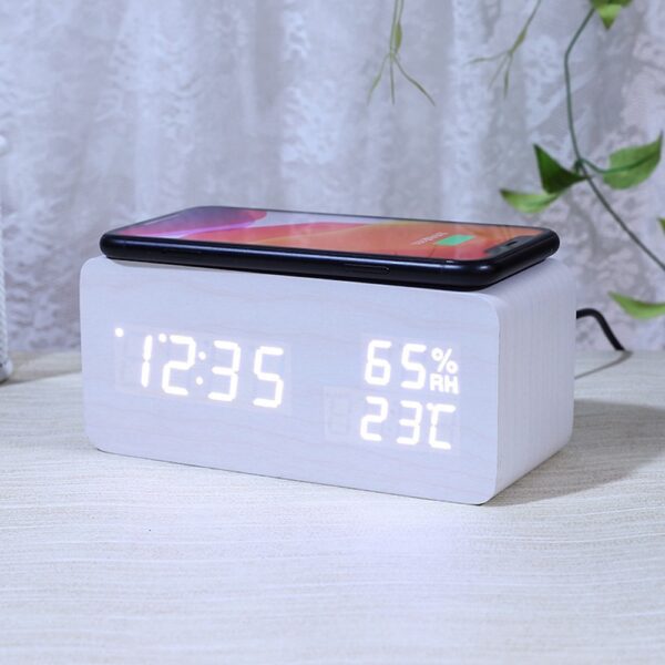 Réveil bois station météo avec chargeur sans fil Qi – smartphone posé en charge sur le dessus