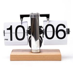 Horloge à feuilles tournantes automatiques en bois et métal, affichant 10h06 PM sur fond blanc.