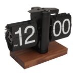Horloge à pages flip rétro avec socle en bois naturel, affichant 12:00 PM, design industriel moderne.