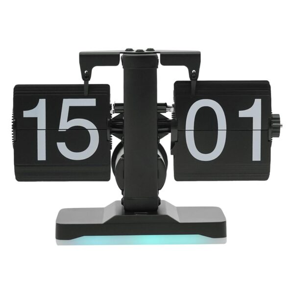 Horloge à palettes flip auto rétro noire avec chiffres blancs et lumière LED bleue, vue de face sur fond blanc. Horloge à palettes flip auto rétro noire avec chiffres blancs et lumière LED bleue, vue de face sur fond blanc.