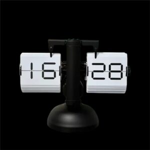 Horloge à palettes flip rétro 24h blanche sur fond noir, affichant 16:28, design minimaliste et élégant.