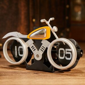Horloge décorative moto vintage en métal argenté, design industriel, posée sur une surface en bois.