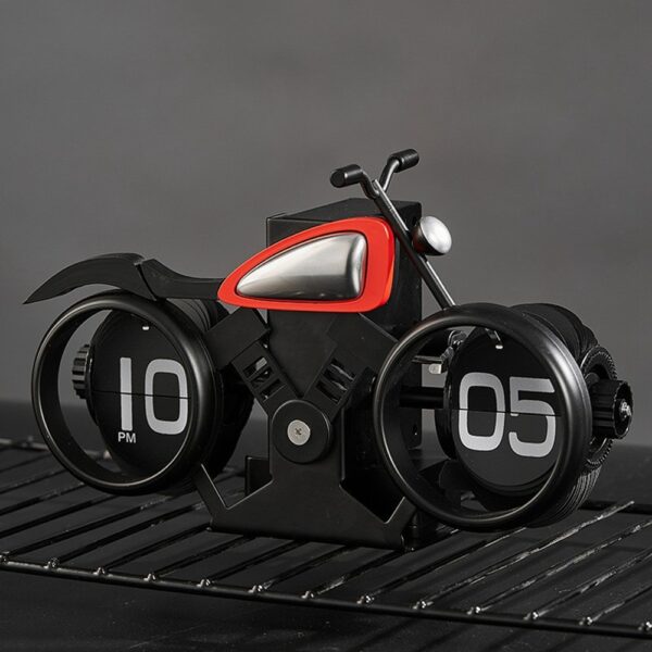 Horloge décorative moto vintage en métal noir et rouge, vue de face sur fond neutre.