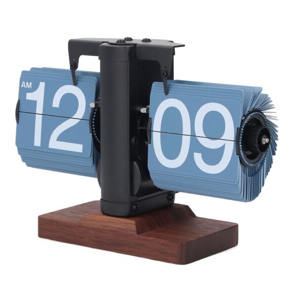 Horloge flip à pages tournantes automatiques sur base en noyer massif, vue de face sur fond blanc. Horloge flip à pages tournantes automatiques sur base en noyer massif, vue de face sur fond blanc.