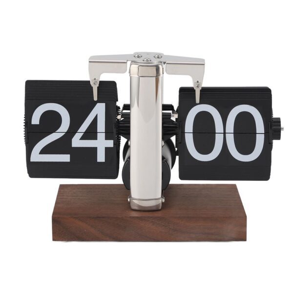 Horloge flip design à pages tournantes sur base en bois noyer, vue frontale sur fond blanc. Horloge flip design à pages tournantes sur base en bois noyer, vue frontale sur fond blanc.