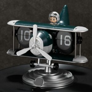 Horloge flip design avion vintage vert avec pilote, mécanisme silencieux à feuilles, vue de face sur fond sombre.