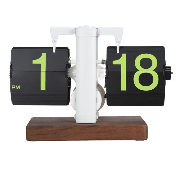 Horloge flip rétro avec chiffres verts sur fond noir, base en bois massif, affichage 1:18 PM. Horloge flip rétro avec chiffres verts sur fond noir, base en bois massif, affichage 1:18 PM.