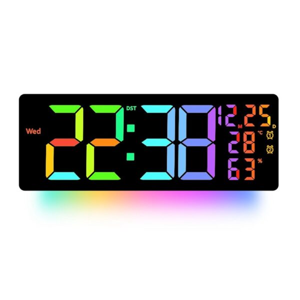 Horloge murale LED 42 cm multicolore affichant l'heure, la date et la météo sur fond blanc. Horloge murale LED 42 cm multicolore affichant l'heure, la date et la météo sur fond blanc.