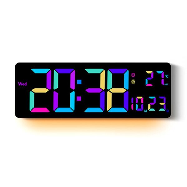 Horloge murale LED multifonction avec affichage couleur RGB, heure, date et température sur fond noir. Horloge murale LED multifonction avec affichage couleur RGB, heure, date et température sur fond noir.