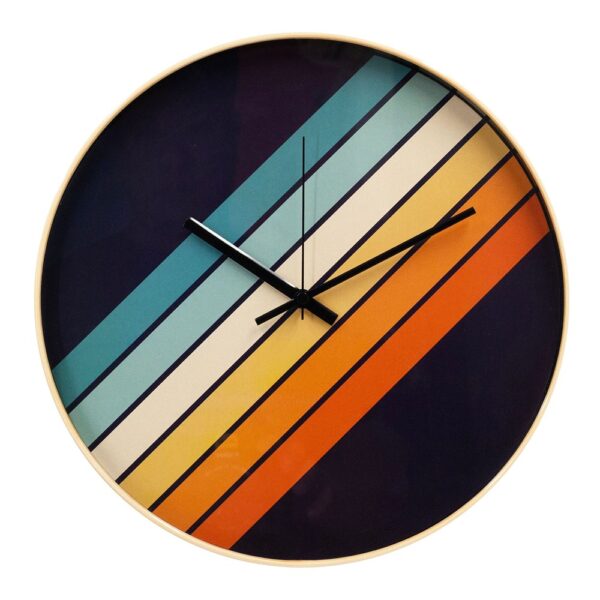 Horloge murale silencieuse 30cm avec cadran noir et rayures colorées diagonales, cadre en bois clair, vue de face. Horloge murale silencieuse 30cm avec cadran noir et rayures colorées diagonales, cadre en bois clair, vue de face.