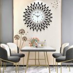 Horloge murale strass luxe 38 cm dans un décor de salle à manger moderne, avec table et chaises design.