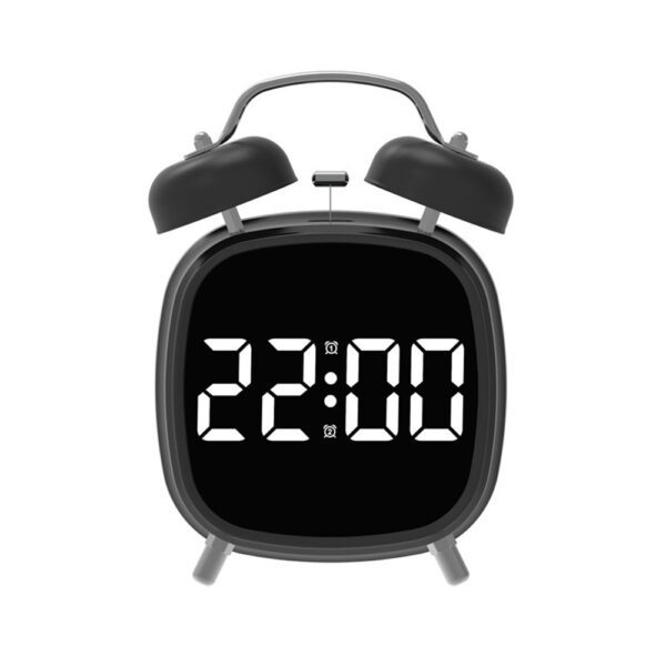 Réveil double cloche noir avec affichage LED blanc, vue de face sur fond blanc. Réveil double cloche noir avec affichage LED blanc, vue de face sur fond blanc.