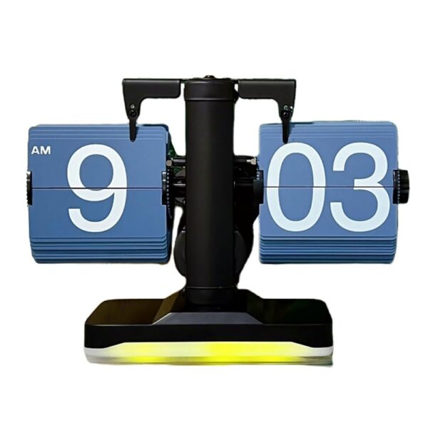 Réveil flip automatique à pages tournantes noir avec affichage rétro bleu et chiffres blancs sur fond blanc. Réveil flip automatique à pages tournantes noir avec affichage rétro bleu et chiffres blancs sur fond blanc.