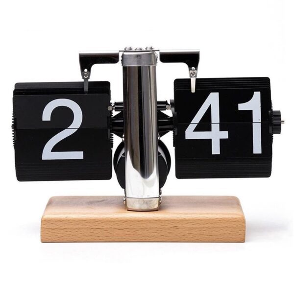 Réveil flip page automatique avec chiffres noirs sur fond blanc, base en bois de hêtre, design rétro et élégant. Réveil flip page automatique avec chiffres noirs sur fond blanc, base en bois de hêtre, design rétro et élégant.