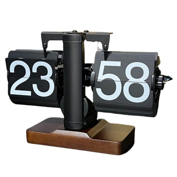 Réveil flip rétro à pages tournantes automatiques avec affichage 24h sur socle en bois marron, vue de face sur fond blanc. Réveil flip rétro à pages tournantes automatiques avec affichage 24h sur socle en bois marron, vue de face sur fond blanc.