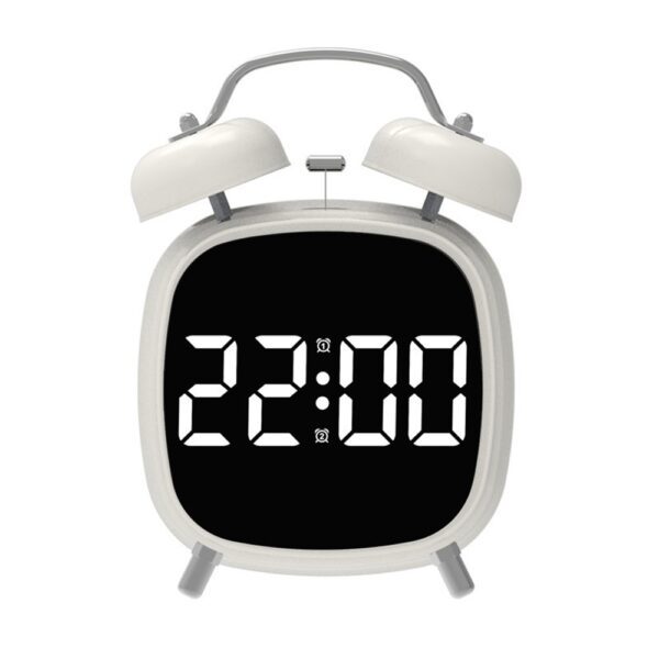 Réveil mécanique double cloche blanc avec écran LED affichant 22:00, design rétro moderne. Réveil mécanique double cloche blanc avec écran LED affichant 22:00, design rétro moderne.