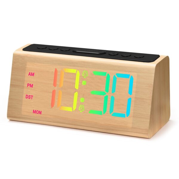 Réveil numérique bois écran LED géant affichage coloré heure alarme fond blanc Réveil numérique bois écran LED géant affichage coloré heure alarme fond blanc
