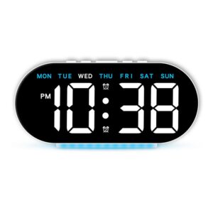 Réveil numérique LED 18 cm avec affichage de l'heure et des jours de la semaine sur fond blanc.