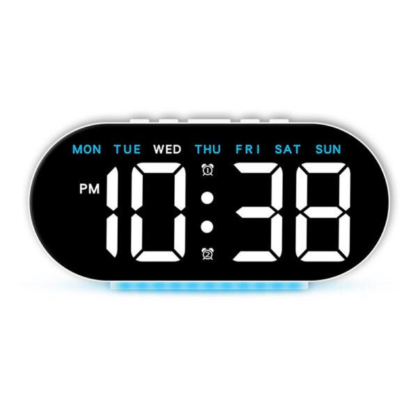 Réveil numérique LED 18 cm avec affichage de l'heure et des jours de la semaine sur fond blanc. Réveil numérique LED 18 cm avec affichage de l'heure et des jours de la semaine sur fond blanc.