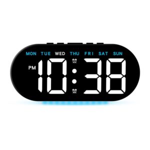 Réveil numérique LED noir avec affichage de l'heure 10:38 et des jours de la semaine, fond blanc.