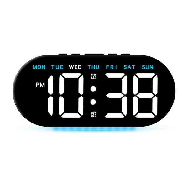 Réveil numérique LED noir avec affichage de l'heure 10:38 et des jours de la semaine, fond blanc. Réveil numérique LED noir avec affichage de l'heure 10:38 et des jours de la semaine, fond blanc.
