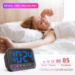 Réveil numérique avec alarme puissante, affichage du volume réglable de 65 à 85 dB, avec femme souriante au lit.