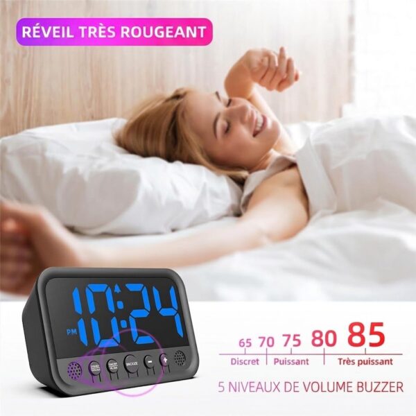 Réveil numérique avec alarme puissante, affichage du volume réglable de 65 à 85 dB, avec femme souriante au lit.
