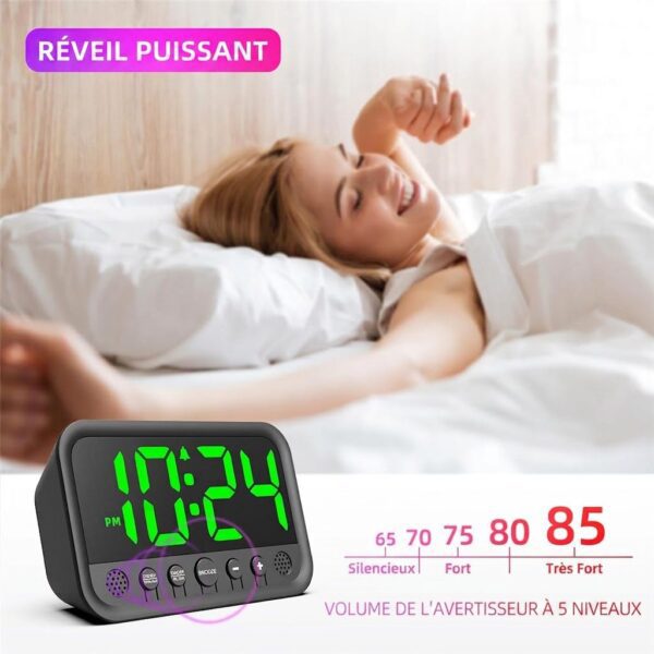 Réveil numérique LED vert avec alarme puissante, illustré dans une chambre avec une femme souriante et un graphique de volume.