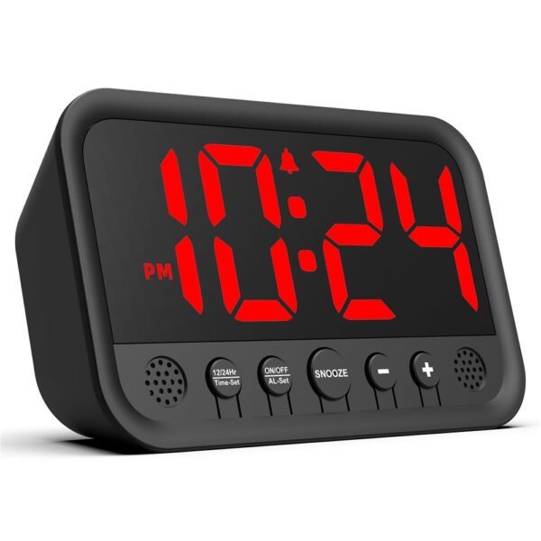 Réveil numérique LED noir avec chiffres rouges lumineux, vue de face sur fond blanc, design moderne et simple. Réveil numérique LED noir avec chiffres rouges lumineux, vue de face sur fond blanc, design moderne et simple.