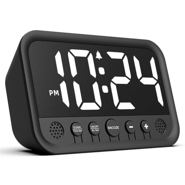 Réveil numérique LED noir avec affichage clair et boutons de commande, vue de face sur fond blanc. Réveil numérique LED noir avec affichage clair et boutons de commande, vue de face sur fond blanc.