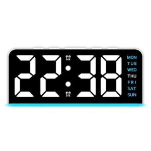 Réveil numérique LED blanc avec affichage de l'heure 22:38 et des jours de la semaine, sur fond blanc.