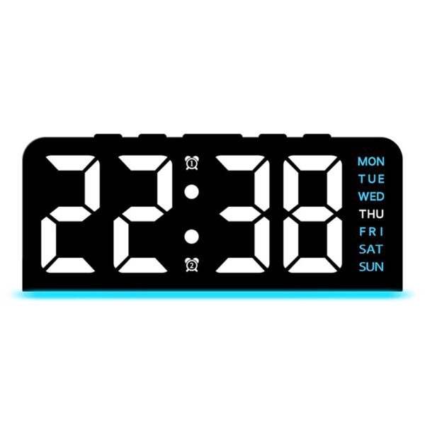 Réveil numérique LED noir avec double alarme et affichage du jour de la semaine, vue de face sur fond blanc. Réveil numérique LED noir avec double alarme et affichage du jour de la semaine, vue de face sur fond blanc.