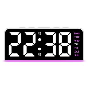 Réveil numérique LED extra-large avec affichage de l'heure et des jours, fond blanc pour une visibilité optimale.