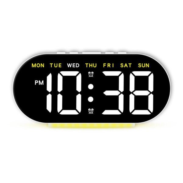 Réveil numérique LED grand affichage 18 cm noir, vue de face sur fond blanc, affichage lumineux et clair. Réveil numérique LED grand affichage 18 cm noir, vue de face sur fond blanc, affichage lumineux et clair.