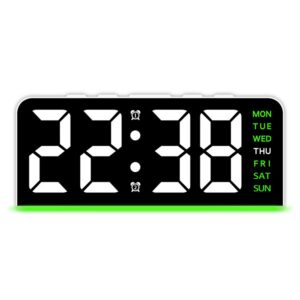 Réveil numérique LED avec grand affichage blanc et fond noir, affichant l'heure 22:38 et les jours de la semaine en vert.