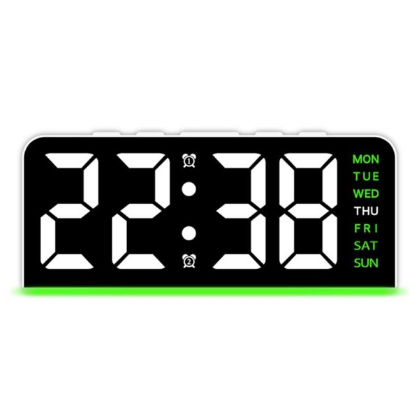 Réveil numérique LED avec grand affichage blanc et fond noir, affichant l'heure 22:38 et les jours de la semaine en vert. Réveil numérique LED avec grand affichage blanc et fond noir, affichant l'heure 22:38 et les jours de la semaine en vert.