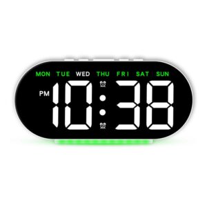 Réveil numérique LED avec grand écran affichant l'heure et les jours de la semaine sur fond blanc.