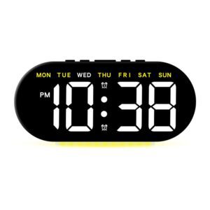 Réveil numérique LED noir avec affichage géant de l'heure et des jours de la semaine sur fond blanc.
